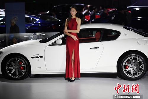 11月9日，2017第14屆中國西南（昆明）國際汽車博覽會在昆明滇池國際會展中心開展，市民欣賞了一場汽車盛宴。會展現(xiàn)場還展出了新能源汽車及機(jī)車。<a target='_blank' href='http://www.chinanews.com/'>中新社</a>記者李進(jìn)紅攝