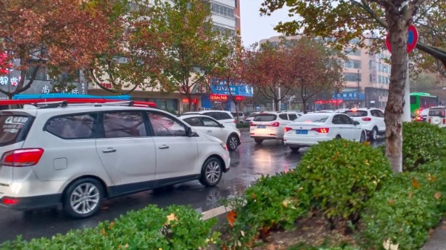 雨中道路擁堵，市民可繞行！