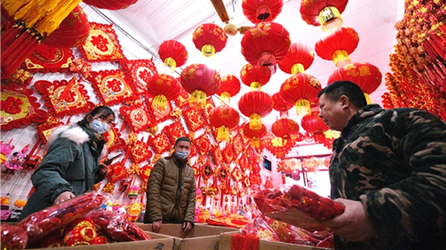 新年到！紅燈籠對(duì)聯(lián)市場(chǎng)俏
