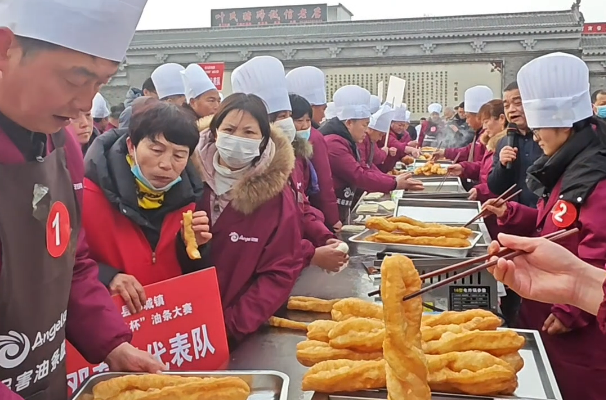 一口酥脆年味濃！鄧城油條大賽燃動新春